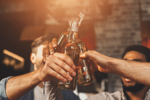 Friends drinking beer at a bar – factors affecting blood alcohol content